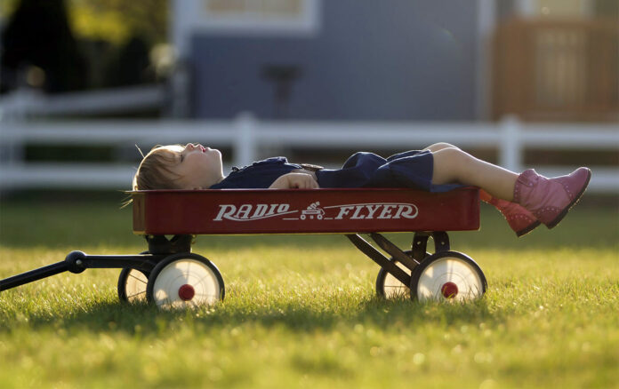 Bērns guļ ratiņos