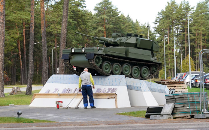 Pie Ādažu militārās bāzes uzstādīts vides objekts