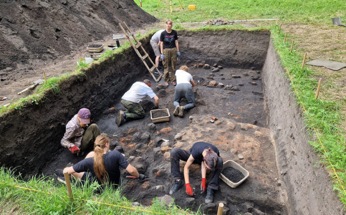 Izpēte 2024. gadā. Celtņu paliekas dziļākās kārtās.