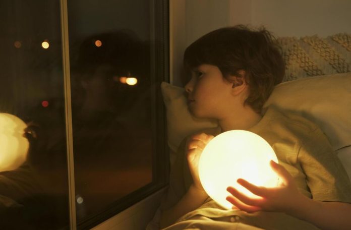 Bērns, lampa, gulta, nakts, guļamistaba