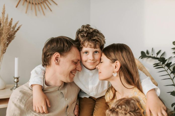 Ģimene, bērni, vecāki, mājas, apskāviens