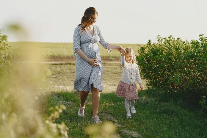 Mamma, bērns, daba, grūtniecība, rotaļas