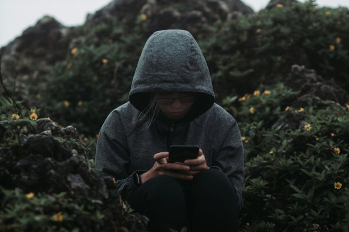 Bērns, pusaudzis, jaunietis, kapuce, telefons, viedtālrunis, internets