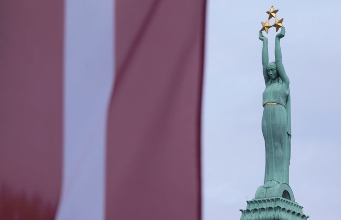 Brīvības piemineklis, Latvijas karogs