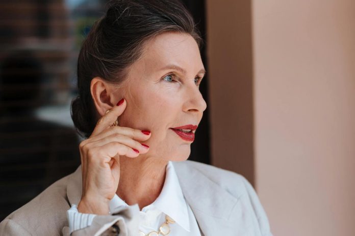 Sieviete, pusmūžs, nagi, seja, mati, meikaps