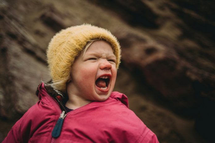 Bērns, emocijas, dusmas, cepure, jaka