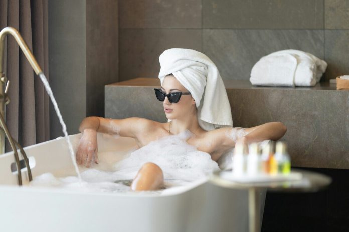 Sieviete, vanna, dvieļi, atpūta, spa, brilles