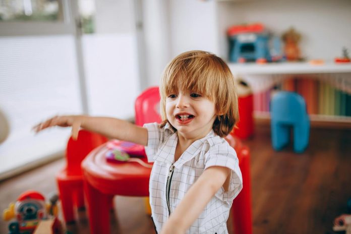 Bērns, rotaļas, rotaļlietas, mantas, istaba