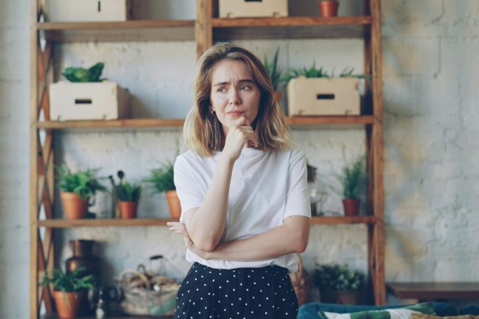 Sieviete, domas, plaukts, zaļumi