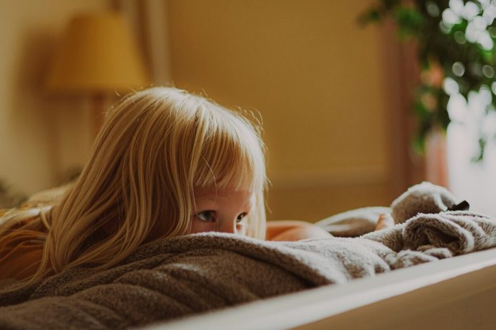 Bērns, istaba, meitene, gulta, mati