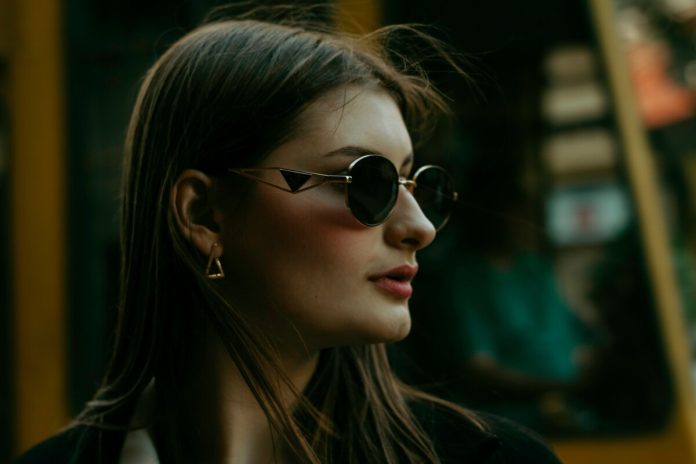 Sieviete, jauniete, mati, brilles, seja, tetovējums