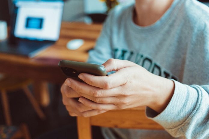 Jaunietis, telefons, ierīce, dators, internets