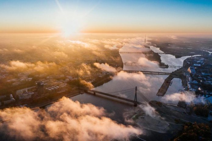 Rīga, Latvija, saule, debesis, pilsēta