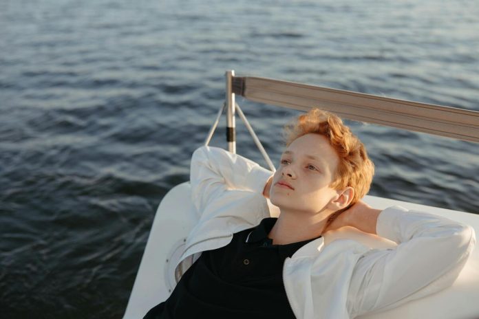 Jaunietis, ūdens, pārdomas, domas, atpūta