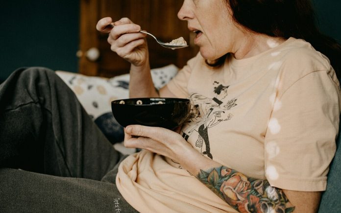 Sieviete, tetovējums, ēdiens, uzturs, bļoda, karote