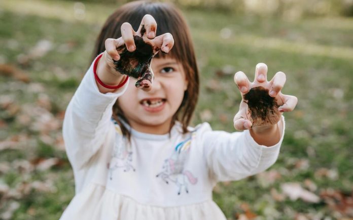 Bērns, meitene, daba, rokas, netīrumi, emocijas