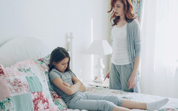 Mamma, meita, emocijas, istaba, dusmas