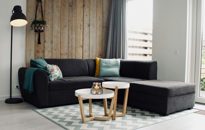 Dīvāns viesistabā