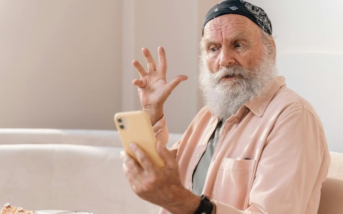 Seniors, telefons, ierīces, sociālie tīkli, reakcija, emocijas