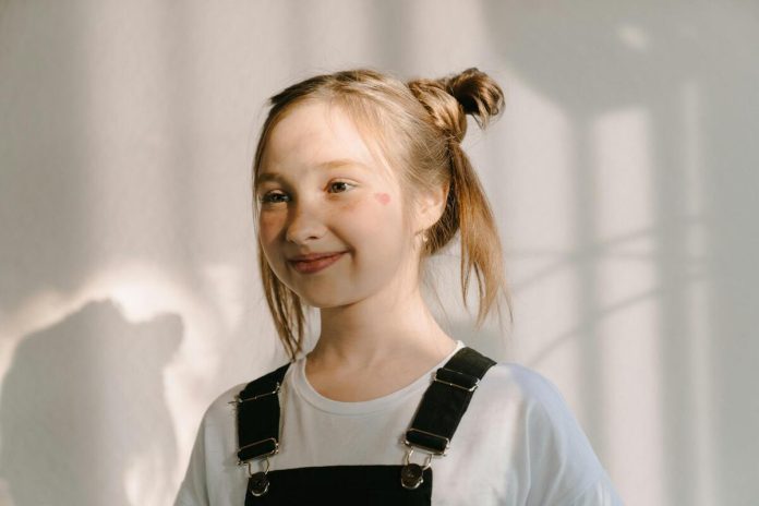 Meitene, mati, cope, ēnas, emocijas, sirsniņa