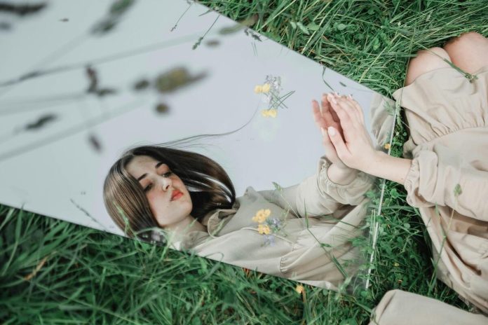 Sieviete, jauniete, spogulis, zāle, pļava