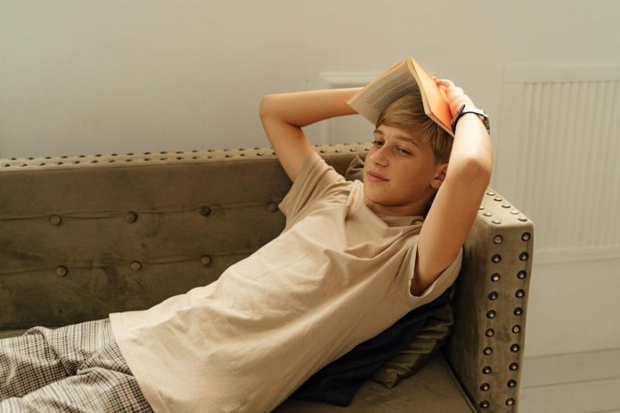 Pusaudzis, zēns, dīvāns, mājas, grāmata