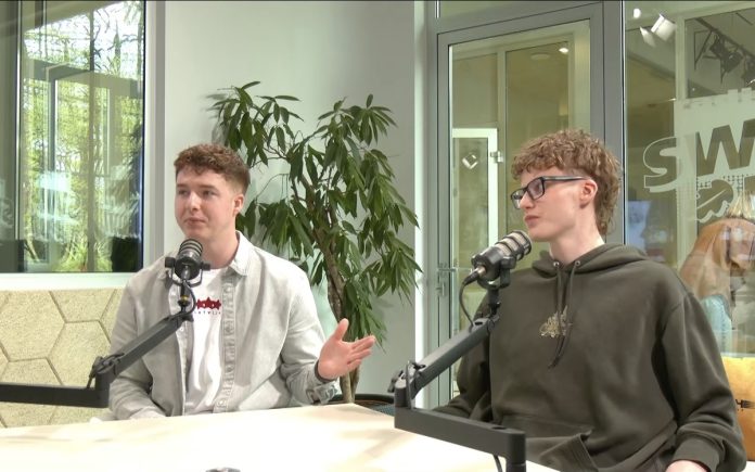 Latvijas Jaunatnes basketbola līgas (LJBL) projektu vadītājs Renārs Spinga un jaunais basketbolists Ralfs Mugurevičs