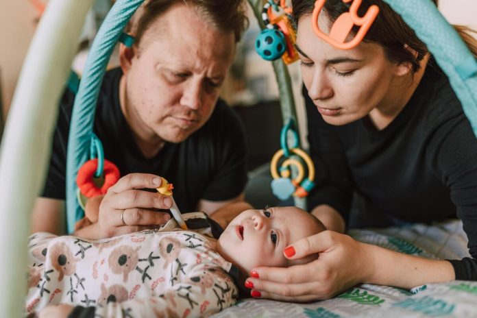 Vecāki, mazulis, rotaļas, mamma, tētis, zīdainis, ģimene
